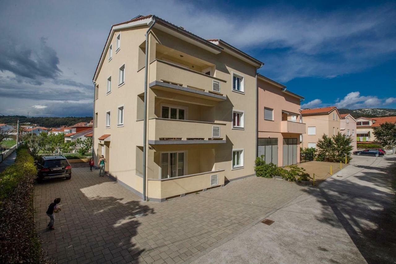 Ferienwohnung Apartman Smilje Rab Town Exterior foto